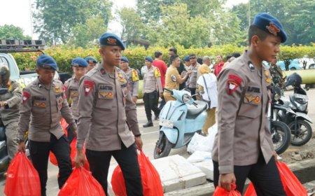 Bantuan Makanan Brimob Jadi Dukungan bagi Korban Pasar Jiung